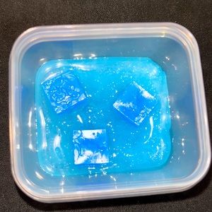 name is blue sky it has glitter and the accessory and comes with thank you note!